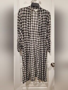 Siren Lily Black & White Houndstooth Long Sleeve Shawl/Cover